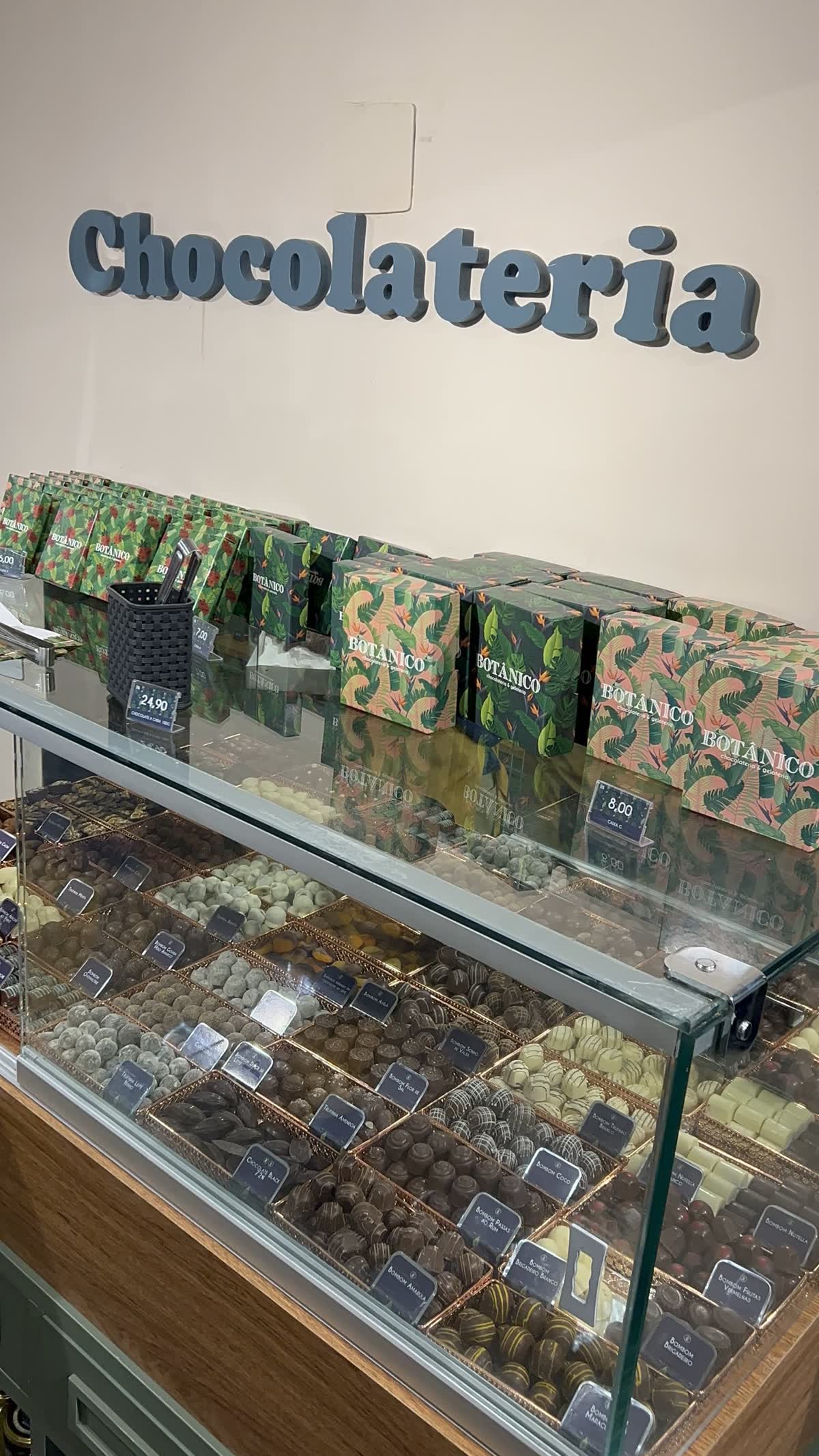 Parede com o letreiro Chocolateria e a vitrine de bombons