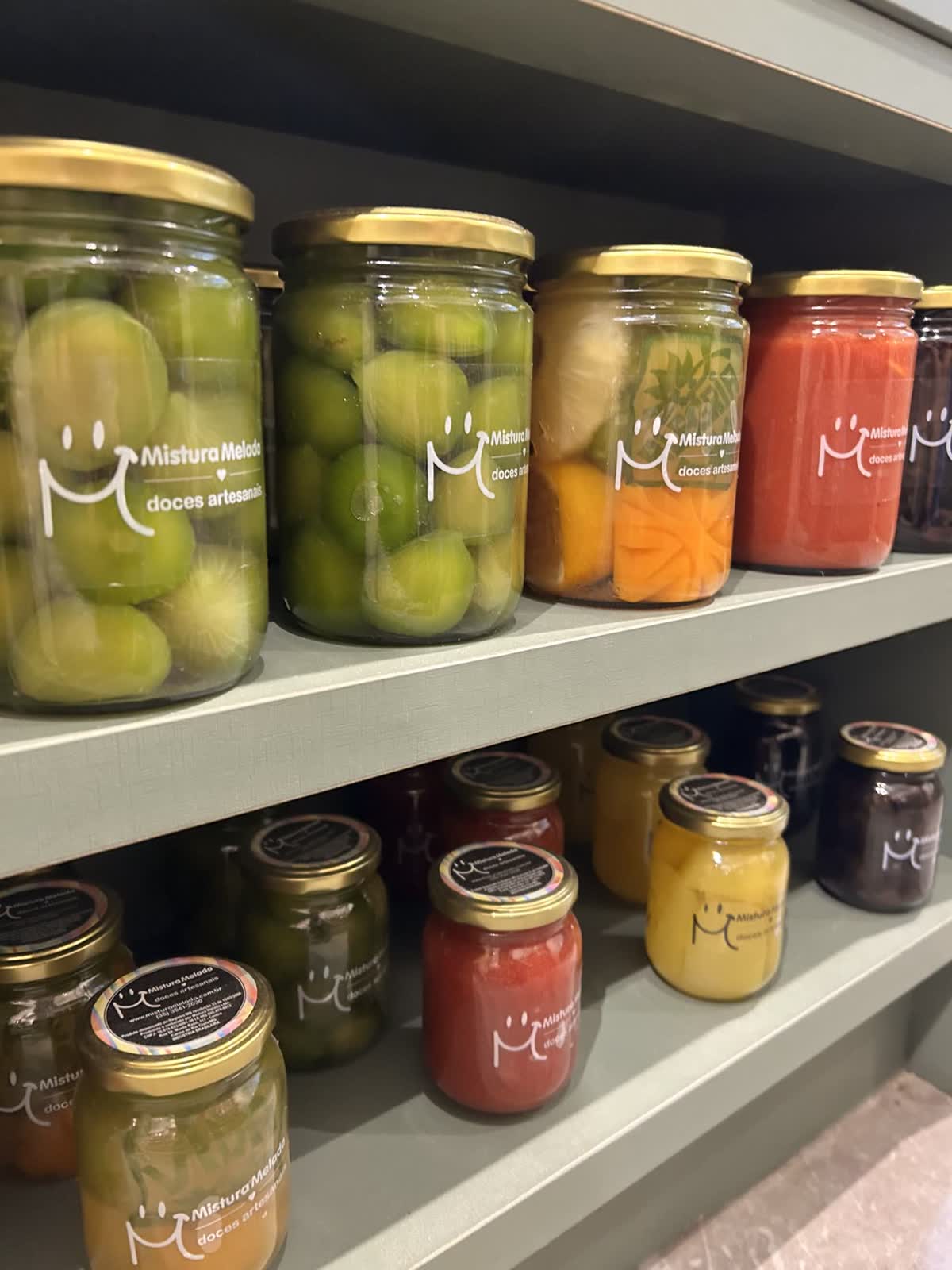 Prateleira com compotas e doces artesanais em conserva