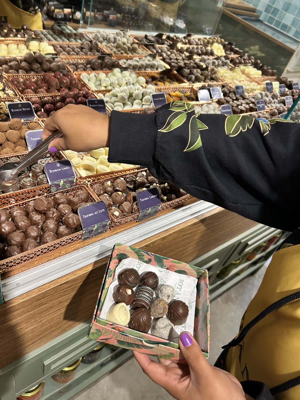 Caixa de bombons com estampa botânica
