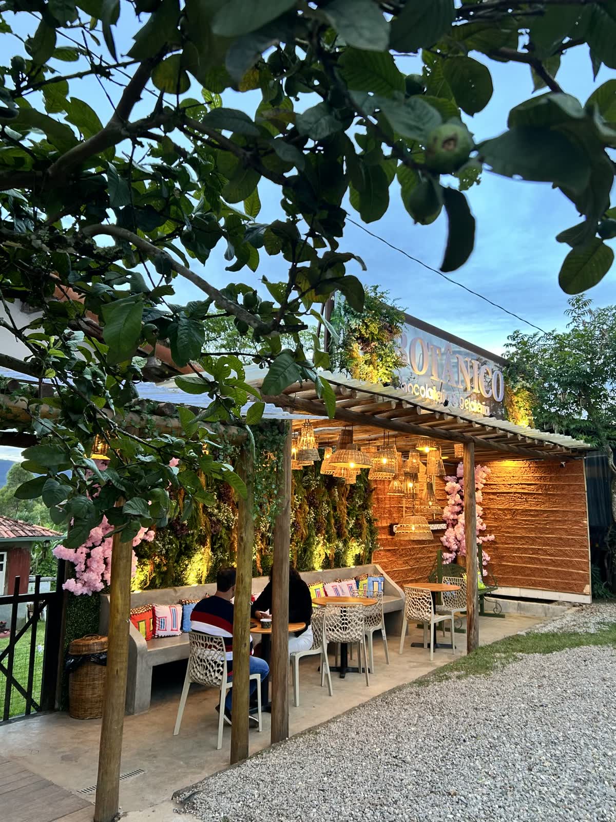 Fachada da Botânico Lavras Novas ao anoitecer