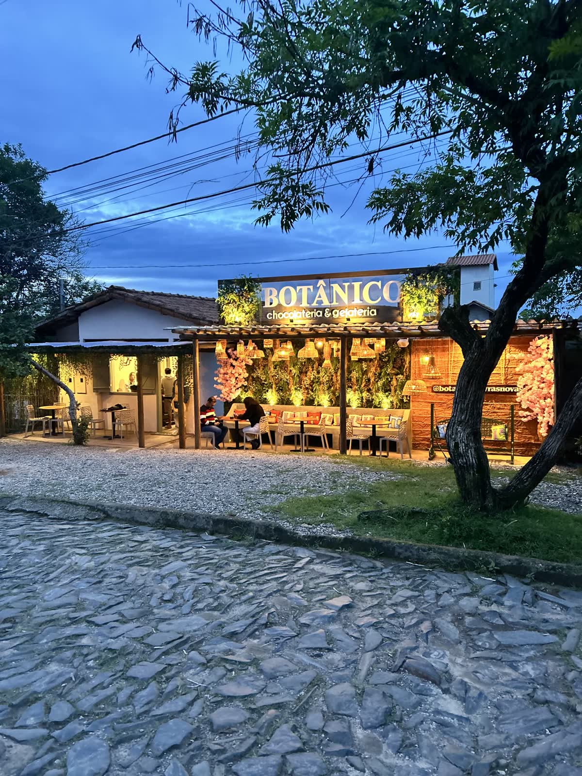 Botânico Lavras Novas vista da rua de pedra