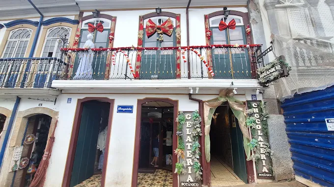 Fachada da Botânico Ouro Preto decorada para o Natal
