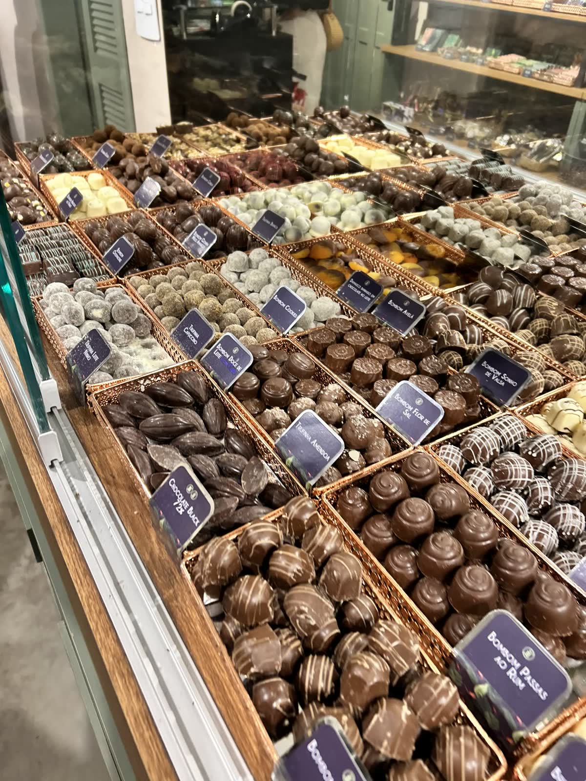 Bombons recheados de chocolate na vitrine