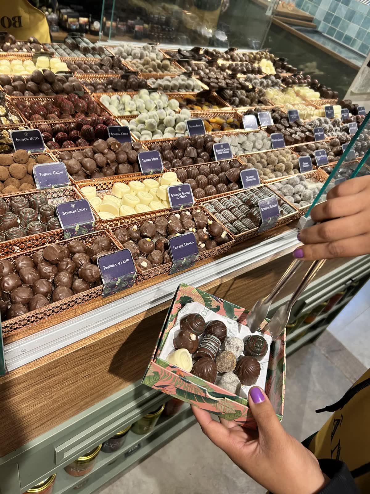 Drageados e amêndoas cobertas de chocolate