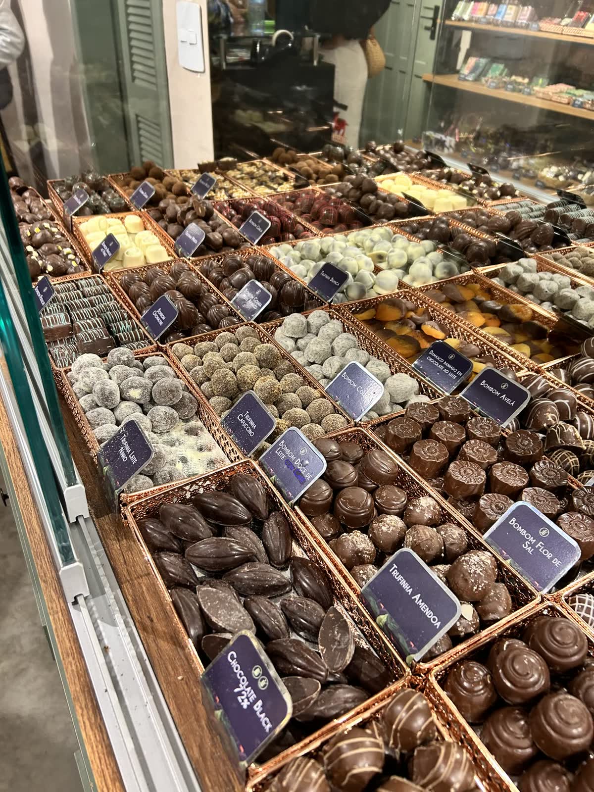 Bandejas de trufas variadas na vitrine